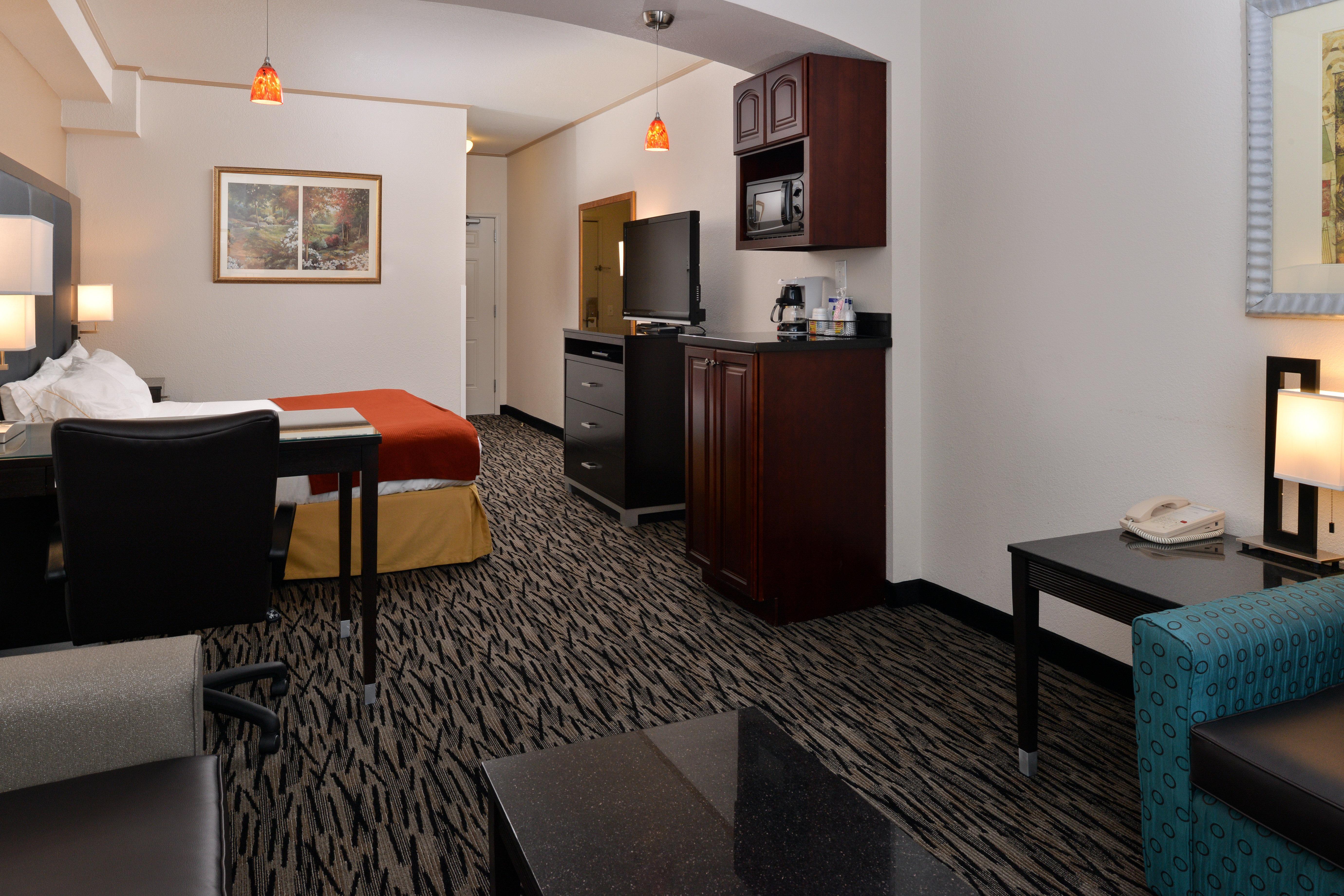 Holiday Inn Express & Suites Tacoma South - Lakewood By Ihg Exterior photo