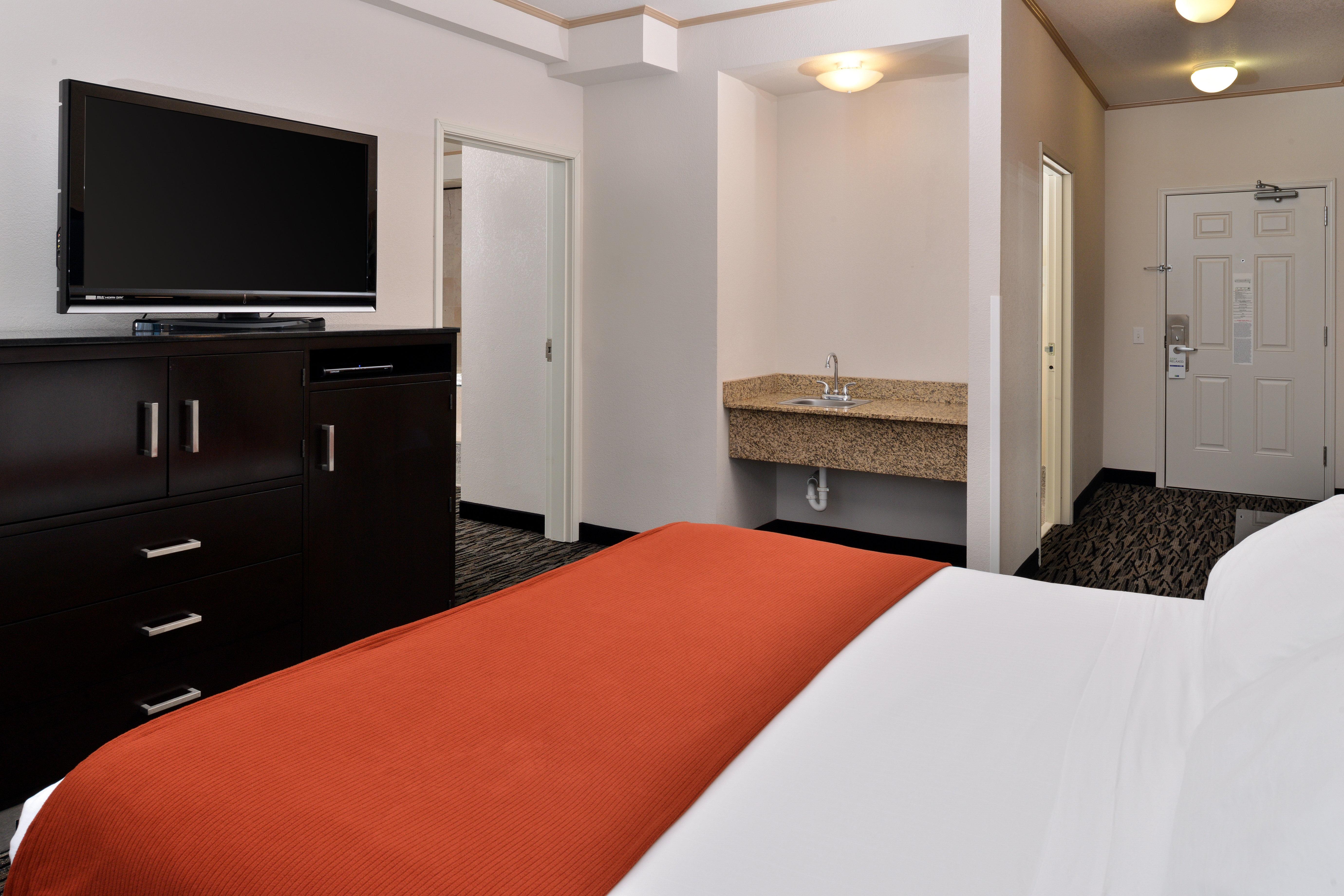 Holiday Inn Express & Suites Tacoma South - Lakewood By Ihg Exterior photo