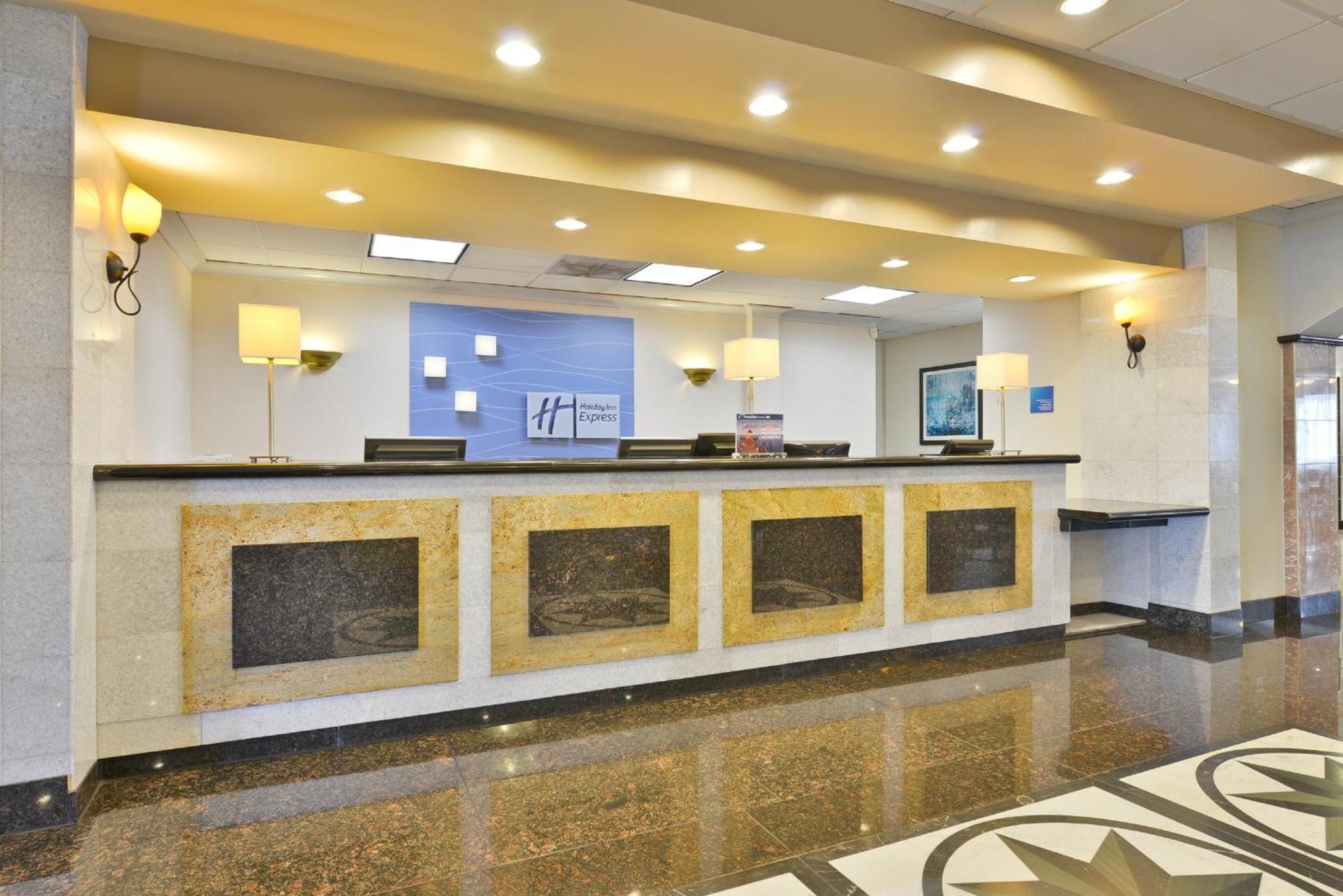 Holiday Inn Express & Suites Tacoma South - Lakewood By Ihg Exterior photo