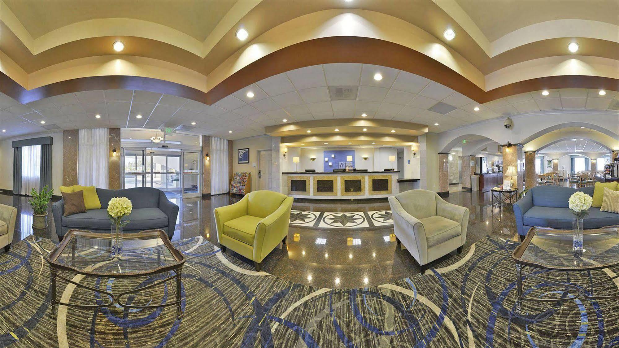 Holiday Inn Express & Suites Tacoma South - Lakewood By Ihg Exterior photo